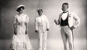 Florence Jameson, Reginald Switz og Alfred Clarke i en scene fra The Blue Moon, det 20. århundrede. af Foulsham and Banfield