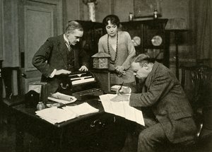 Hornblower overgiver sig, 1920, 1928. af Foulsham and Banfield