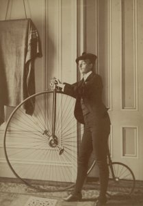 Inde i huset med en Penny Farthing cykel, ca. 1890 (sepia foto) af Frances Benjamin Johnston