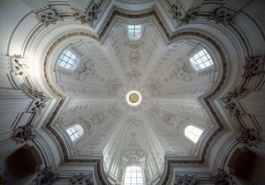 Indvendig visning af kuppel af kirken St Ivo alla sapienza af Francesco Borromini