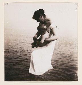 Montage af kvinde med baby og hav i baggrunden af Francesco Michietti