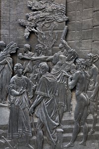 Base, der repræsenterer Alessandro Farnese, der modtager ambassadørerne for dronning Elisabeth af England, detalje af statuen af Alessandro Farnese af Francesco Mochi