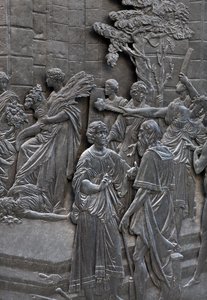 Base, der repræsenterer Alessandro Farnese, der modtager ambassadørerne for dronning Elisabeth af England, detalje af statuen af Alessandro Farnese af Francesco Mochi