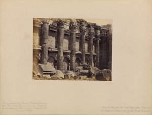 Baalbek - Nordvæggen i det indre af Jupiter-templet, der viser de riflede søjler af Francis Bedford