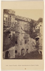 Carew Castle - statslejligheder i den indre gård af Francis Bedford