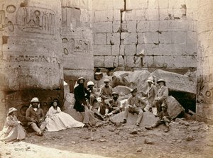 Gruppefotografi i Hall of Columns, Karnak, Egypten, 1862 af Francis Bedford