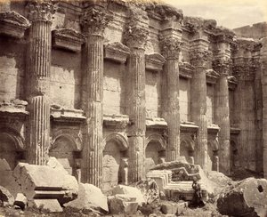 Nordvæggen i det indre af Jupiter-templet, der viser de riflede søjler, Baalbek af Francis Bedford