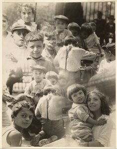 [Fotomontage af børn]. af Francis Bruguière