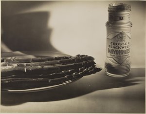 [Stilleben med asparges og krukke med mayonnaise]. af Francis Bruguière
