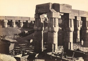 "Egypten og Palæstina": søjlegang i gården til Amenhotep III-festivalen i Luxor-templet (El-Uqsor), Egypten af Francis Frith