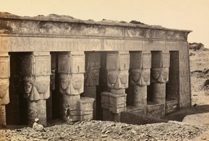 "Egypten og Palæstina": facaden af pronaos fra romertidens tempel dedikeret til gudinden Hathor i Dandara, Øvre Egypten af Francis Frith