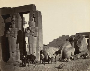 Faldet statue ved Ramesseum, Theben af Francis Frith