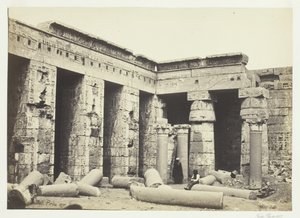Interior Court of Medinet Habbo, Theben, 1857. af Francis Frith