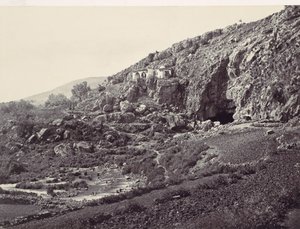 Jordans vigtigste kilde, der flyder fra en hule nær Banias, nær stedet for ..., ca. 1857. af Francis Frith