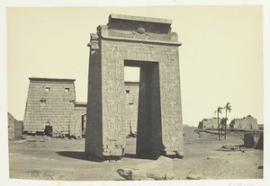 Sculptured Gateway, Karnac, 1857. af Francis Frith