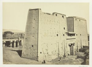 Den store pylon ved Edfou, Øvre Egypten, 1857. af Francis Frith
