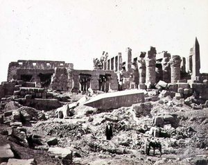 El-Karnak-templet fra sydøst, ca. 1856-59 (sepiafoto)
