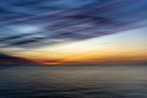 En æterisk solnedgang over havet