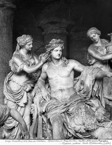 Apollo passet af nymferne i lunden i Apollons bade, henrettet med bistand fra Thomas Regnaudin (1622-1706) 1666-75 (detaljer) (se 242847, 242849) (marmor)
