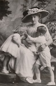 Dronning Victoria af Spanien med prins Alfonso, prinsesse Maria Christina og prinsesse Beatrice, 1911. af Frank Arthur Swaine