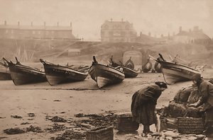 Kvinder læsser fisk i kurve fra fiskerbådene, Whitby Harbor