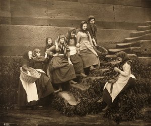 Kvinder venter på dagenes fangst, Whitby Harbour, North Yorkshire, ca. 1899