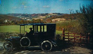 Tidlig autokrom i farver fra cirka 1916. Mand i en bil, måske fotografen i England,... af Franklin Price Knott