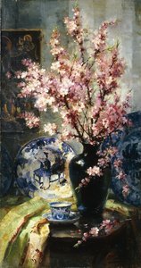 Æbleblomster og blåt og hvidt porcelæn på et bord