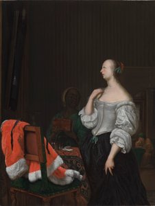 En kvinde står foran et spejl
