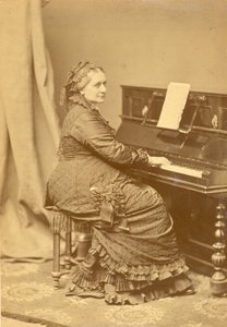 Portræt af Clara Wieck-Schumann 1819-1896 ved klaveret, ca 1878.