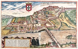 Coimbra, Portugal. De to akademikere set i lærde diskussioner i forgrunden giver yderligere visuel reference til universitetet (gravering af Franz Hogenberg