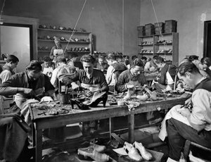 Håndværkere på arbejde i skodesigneren og fabrikanten Ferragamos studie i Palazzo Feroni, Firenze, 1937 (glasplade)