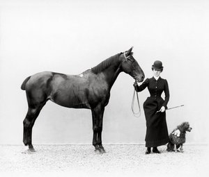 Portræt af Miss Walsh med en hest og en miniaturepuddel i Villa di Montefonte, i Poggio Imperiale-området i Firenze, ca. 1890 (glasplade)