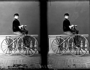 Portræt af lille dreng på cykel, Firenze, 1875-76 (glasplade)