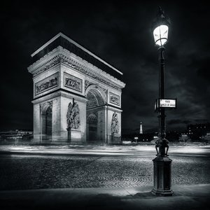 Triumfbuen ved Étoile i Paris i sort-hvid af Frédéric MONIN