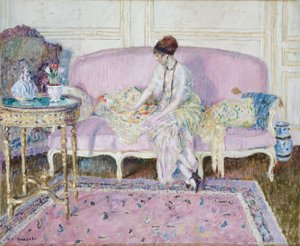 Kvinde sidder på sofa i interiør af Frederick Carl Frieseke