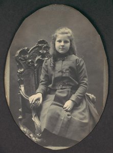 [Pige med ringe, siddende, trekvart længde], 1890