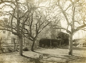 Kelmscott Manor: Fra frugtplantagen af Frederick H. Evans