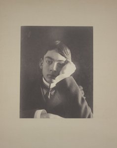Dreng i jakkesæt med hånd mod ansigt, ca. 1896
