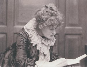 Portrætfotografi af Ellen Terry (1847-1928) læser, af Frederick Hollyer (1837-1933) (sepiafoto)