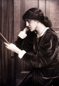 Portrætfotografi af May Morris (1862-1938), datter af Jane Morris af Frederick Hollyer (1837-1933)