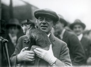 En sort-crested Mangabey, muligvis fregner, med sin handler, der deltager i en ekstern udsendelse fra London Zoo, 1925 af Frederick William Bond
