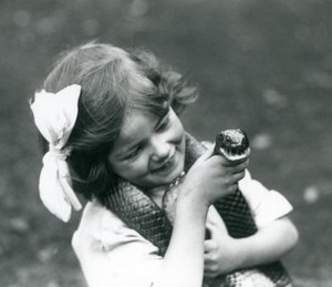 En ung pige Betty holder en Eastern Indigo Snake, London Zoo, 1924 af Frederick William Bond