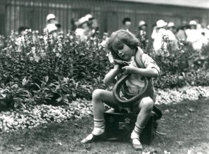 En ung pige Betty, der holder en Eastern Indigo Snake, mens hun sidder på en læderkuffert, London Zoo, 1924 af Frederick William Bond