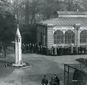 Våbenstilstandsdag ved War Memorial, London Zoo, den 11. november 1923 af Frederick William Bond
