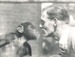 Booboo chimpansen og John Shelly i ZSL London Zoo, september 1927 af Frederick William Bond
