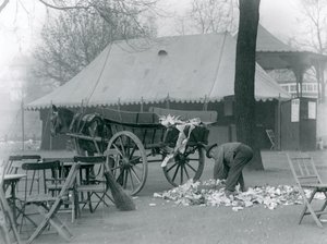 Rydder op efter en helligdag i London Zoo i 1924 (s/h-billede) af Frederick William Bond