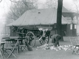 Oprydning efter en helligdag i London Zoo i 1924 af Frederick William Bond