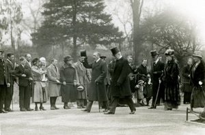 Kong George V, der løfter hatten for folkemængderne foran sit følge, under et besøg i London Zoo for officielt at åbne akvariet, april 1924 af Frederick William Bond