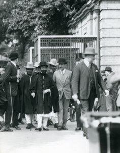 Sir Peter Chalmers Mitchell, med den etiopiske regent Haile Selassie og hans følge, London Zoo, 1924 af Frederick William Bond